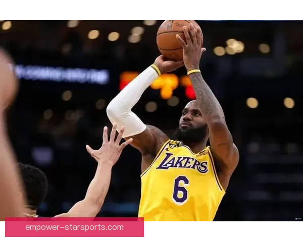 NBA焦点战报湖人逆转勇士詹姆斯末节爆发引热议赛季格局再生变