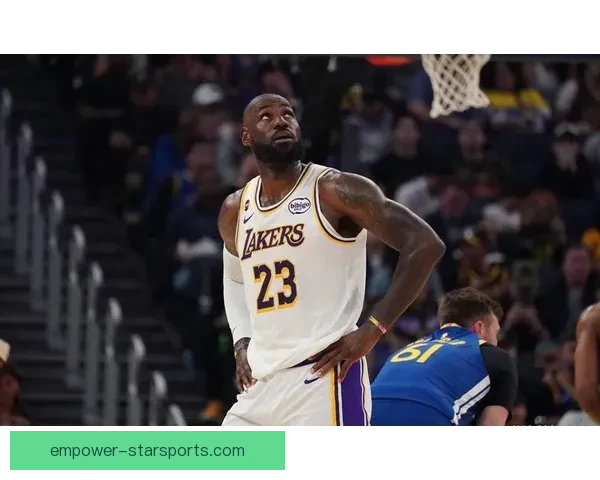 湖人队迎来强援加盟 詹姆斯助力球队冲击总冠军